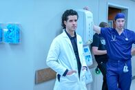 Atlanta Medical – Dr. Alec Shaw (Miles Gaston Villanueva, li.)