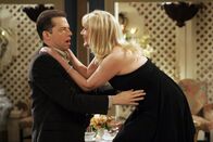 Two and a Half Men – Alan (Jon Cryer, l.) steht in der Schuld seiner Mutter und muss sich deshalb während eines gemeinsamen Abendessens um Trudy (Chloe Webb, r.), die Tochter ihres neuen Geliebten, kümmern ...