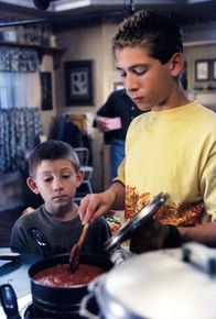 Malcolm mittendrin – Dewey (Erik Per Sullivan, l.) sieht Reese (Justin Berfield) beim Kochen zu.