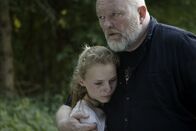 Cry Wolf – Holly (Flora Ofelia Hofmann Lindahl) wird von Sozialarbeiter Lars (Bjarne Henriksen) getröstet.