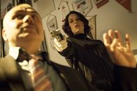 Der letzte Bulle – Will den letzten Zeugen, den Ganoven Ralph Haas (Hansa Czypionka, l.), aus dem Weg räumen: Caroline Hillebrecht (Elena Uhlig, r.) ...