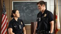 The Rookie – Nolan (Nathan Fillion) und Chen (Melissa O'Neil) vermuten, dass hinter dem Feuer mehr steckt, als ein einfacher Häuserbrand.