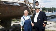 Löwenzahn Classics – Irgendwie ist Herr Paschulke (Helmut Krauss, r.) doch stolz, nun der Besitzer eines Segelbootes zu sein. Es ist aber noch viel zu tun, bis es zu Wasser gelassen werden kann. (l. Peter Lustig)