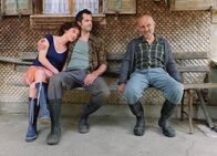 Nebelgrind – Auf der Bank vor dem Haus, l-r: Rebecca Indermaur als Fränzi, Martin Rapold als Bauer Jürg, Peter Freiburghaus als dessen Vater Karli