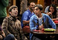 The Big Bang Theory – Raj (Kunal Nayyar, r.) überredet Howard (Simon Helberg, l.), mit ihm in eine Bar zu gehen und Cricket anzuschauen, während Sheldon sich heimlich an Berts Geologieprojekt beteiligt ...