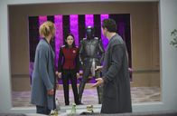 The Orville – Während Alara (Halston Sage, 2.v.l.) und Isaac (Mark Jackson, 2.v.r.) fieberhaft nach ihren Kommandeuren suchen, ahnen Kelly (Adrianne Palicki, l.) und Ed (Seth MacFarlane, r.) nicht, dass sie von der hochintelligenten Alienart "Calivon" wie in einem Zoo präsentiert werden ...