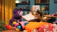 Unser Sandmännchen – MiWau und Moppi räumen gemeinsam das Chaos auf Moppis Schlafplatz auf.
