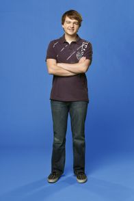 Two and a Half Men – Hat es mit seinem Vater Alan und seinem Onkel Charlie nicht immer leicht: Jake (August T. Jones)