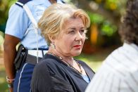 Death in Paradise – Als Kunsthändlerin der getöteten Künstlerin Donna Harman, hat Patti Grenson (Barbara Flynn) ein Mordmotiv.