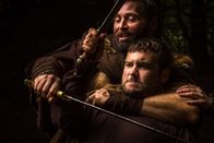 Arthur & Merlin – Das Mittelalter läutet in Britannien eine Epoche voller Magie und Legenden ein. In dieser geheimnisvollen Zeit erhebt sich der Druide Aberthol (Nigel Cooke) und flüstert König Vortigern finster-magische Wort ins Ohr, um das Volk der Kelten dem Erdboden gleichzumachen.