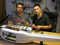 Die Modellbauer - Das Duell – Axel and Stefan construct a classic from the USA. The Bell UH 1D is a helicopter legend.