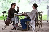 American Horror Story – Kit (Evan Peters, r.) erzählt Lana (Sarah Paulson, l.) die wahre Geschichte über den Verbleib von Schwester Jude Martin ...