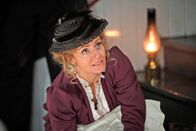Murdoch Mysteries – Dr. Ogden (Hélène Joy) untersucht die gefundene Leiche.