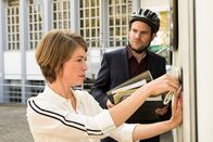 SOKO Köln – Nachdem die Tochter einer bekannten Schauspielerin am Morgen nach ihrem 18. Geburtstag in der Villa ihrer Eltern tot aufgefunden wird, suchen die SOKO-Kommissare Helena Jung (Sonja Baum) und Jonas Fischer (Lukas Piloty) nach möglichen Spuren.