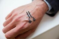P.M. Wissen – „Tattoo Elektroden“ – sie lassen sich wie Kinder-Abziehbilder auf die Haut kleben, das Papier löst sich in Verbindung mit Wasser auf der Haut auf.