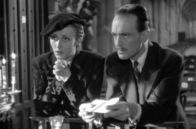 Der Rabe – Der Doktor Germain (Pierre Fresnay) und Laura Vorzet (Micheline Francey) werden beschuldigt, ein Verhältnis miteinander zu haben. Der Treffpunkt in der Kirche war eine arrangierte Falle des Raben.