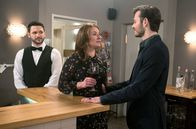 Rote Rosen – Carla (Maria Fuchs, M.) ist sprachlos, als Philip (Marc Schöttner, r.) ihr öffentlich seine Liebe gesteht (mit Arne Rudolf, l.).