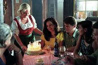 Kaisermühlen Blues – (v.li.) Brigitte Kren (Wirtin vom Schutzhaus), Evelyn Engleder (Nancy Schimek), Christian Spatzek (August Schimek), Doris Hick (Ines Schimek).