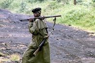 Kongo: Im Reich der Stille – Seit 1996 ist der Kongo Schauplatz blutiger internationaler Konflikte, von Kriegen um Macht und Geld, um sich den Reichtum des Landes anzueignen. Die Täter dieser Verbrechen sind zahllos.