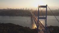 Megacitys - Wenn es Nacht wird in ... – Istanbul ist laut, chaotisch, und viel zu klein für seine knapp 20 Millionen Bewohner. ZDF-Korrespondentin Phoebe Gaa nimmt die Zuschauenden mit in die Dämmerung des Abends und endet früh morgens, wenn die meisten Menschen ausgeschlafen zur Arbeit gehen. Nachts zeigen sich die großen Veränderungen, die die Megacity gerade durchmacht: die Wirtschaftskrise schlägt den Menschen aufs Gemüt, die Armut steigt stetig und die Partyszene spürt die politisch verordnete Islamisierung deutlich. Der Film begleitet Menschen, die ihr Glück trotzdem in der Stadt suchen, die sie lieben und deren einstige Weltoffenheit sie bewahren wollen.