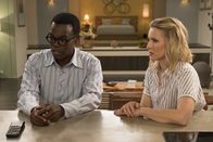The Good Place – Eleanor (Kristen Bell, r.) weiht Chidi (William Jackson Harper, l.) in das Geheimnis ein. Wird das die Beziehung der beiden verändern?