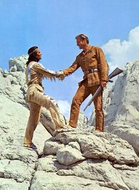Winnetou III – Winnetou (Pierre Brice, l.) und Old Shatterhand (Lex Barker, r.) ahnen noch nicht, dass dies ihr letztes gemeinsames Abenteuer sein wird.