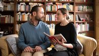 Villa Eva – Claire ganz verliebt in Kasravi Claire (Lucie Aron), Ahmad Reza Kasravi (Deniz Cooper)