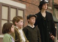 Cinderella Man - Das Comeback – (v.li.) Ariel Waller (Rosemarie), Patrick Louis (Howard), Connor Price (Jay), Renée Zellweger (Mae Braddock).