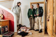 Hubert ohne Staller – Dr. Caroline Fuchs (Susu Padotzke, l.) bestätigt die Vermutung von Hubert (Christian Tramitz, r.) und Girwidz (Michael Brandner, 2.v.r.). Die Tote Griechin im Dirndl wurde ermordet.