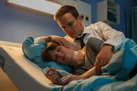 Bettys Diagnose – Sanne Peters (Monika Wegener) und Dr. Tobias Lewandowski (Eric Klotzsch).