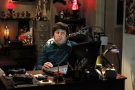 The Big Bang Theory – Genießt die Massage von seinem Roboterarm: Howard (Simon Helberg)