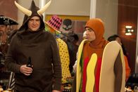 How I Met Your Mother – Es ist Halloween, und Ted (Josh Radnor, r.) unterrichtet in einem Hot-Dog-Outfit. Nach dem Unterricht laden ihn seine Studenten zu einer Party ein, doch Ted ist schon auf der Büro-Feier von Marshall (Jason Segel, l.) und Barney eingeladen ...