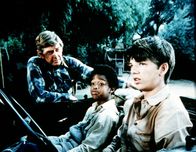 Die Waltons – John Walton (Ralph Waite, l.) erteilt Jim Bob (David W. Harper, r.) den Auftrag, den Waisenjungen Josh (Todd Bridges, M.) ins Haus der Waltons zu bringen ...