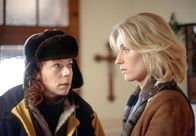 Tatort – NDR Fernsehen TATORT, "Lastrumer Mischung" Uhr. Während Charlotte Lindholm (Maria Furtwängler, rechts) den Tatort untersucht, taucht unvermittelt die Postbotin des Dorfes, Roswitha Porith (Nina Hoger, links) auf. Sie ist vom Tod ihres Cousins schwer betroffen und kann sich nicht vorstellen, dass jemand aus dem Dorf den Mord begangen hat.