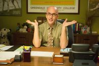 Community – Studienleiter Pelton (Jim Rash) wünscht sich, dass die Lerngruppe bei medizinischen Untersuchungen mithilft ...