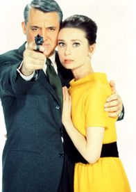 Charade – In höchster Gefahr: Der Profidieb Peter Joshua (Cary Grant) und die hilflose Regina (Audrey Hepburn).