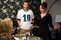 Silver Linings – rbb Fernsehen SILVER LININGS, Spielfilm USA 2012 Uhr. Pat (Bradley Cooper) hofft, über Tiffany (Jennifer Lawrence, re.) wieder den Kontakt zu seiner Frau Nikki herzustellen. Lizenzzeit bis 30.11.2026