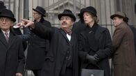 Babylon Berlin – Otto Wels (Uwe Preuss, li.) zeigt Rosa Helfers (Jenny Schilly, re.) den KPD-Block in der SPD-Großdemo.