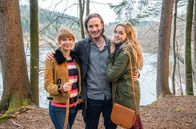 Sturm der Liebe – Alexander Milz (M.) als William Newcombe, Victoria Reich (r.) als Ella Kessler und Julia Alice Ludwig (l.) als Rebecca Herz