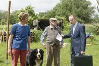 Löwenzahn – Fritz Fuchs (Guido Hammesfahr, l.) kann es nicht glauben: Schon wieder soll der alte Bauer (Carl Heinz Choinsky, M.) dafür zahlen, dass ihm nachts jemand die Wiese vermüllt hat.