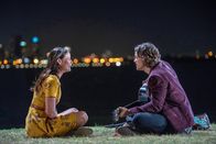 Das Mädchen deiner Träume – Lucy (Lily Sullivan) und Devon (Brenton Thwaites) haben sich Hals über Kopf ineinander verliebt.