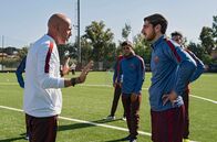 One Captain – Spaletti (Gianmarco Tognazzi) und Totti (Pietro Castellitto) sind auf dem Platz nicht einer Meinung.