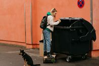 Young Crime – Sowas kann man doch nicht wegwerfen! Nike geht heimlich 'containern'. Sie fischt weggeworfene aber noch essbare Lebensmittel aus der Supermarkt-Mülltonne. Hund Bashi passt auf, ob jemand kommt. Denn in Deutschland ist 'Containern' gesetzlich verboten.