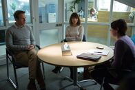 Das hält kein Jahr ...! – Da kann Nat (Rose Byrne, M.) und Josh (Rafe Spall, l.) auch keine Paartherapeutin (Olivia Colman, r.) mehr helfen - vor allem, wenn diese noch nicht mal selber an die Ehe glaubt ...