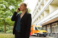 Rentnercops – Vor dem Krankenhaus: Vicky (Katja Danowski) informiert sich über Insulinkäufe.