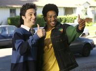 Scrubs - Die Anfänger – Die beiden haben es immer noch faustdick hinter den Ohren: J.D. (Zach Braff, l.) und Turk (Donald Faison, r.) sind für jeden Streich zu haben.