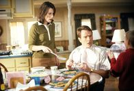 Malcolm mittendrin – Lois (Jane Kaczmarek, l.) und Hal (Bryan Cranston, M.) sind fassungslos: Dewey (Erik Per Sullivan, r.) präsentiert seinen lebendigen Goldfisch ...
