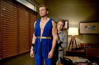 Community – Um eine Social-Network-App, die es den Studenten erlaubt einander zu bewerten, zu boykotieren, lassen sich Jeff (Joel McHale, vorne) und Britta (Gillian Jacobs, hinten) etwas ganz besonderes einfallen ...