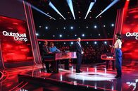 Quizduell-Olymp – Moderatorin Esther Sedlaczek (r.) mit den Kandidat:innen des Teams "Melodie": Michael Holm (l.) und Katja Ebstein (2.v.l.), sowie dem Quizexperten Thorsten Zirkel (M.) .