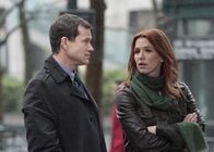 Unforgettable – Carrie Wells (Poppy Montgomery, r.) hat Hyperthymesia, ein seltenes Syndrom, das ihr die Fähigkeit gibt, sich visuell an alles zu erinnern. Als ein Mord passiert, bei dem ihre ehemaliger Freund und Partner Detective Al Burns (Dylan Walsh, l.) ermittelt, bittet er sie um Hilfe ...
